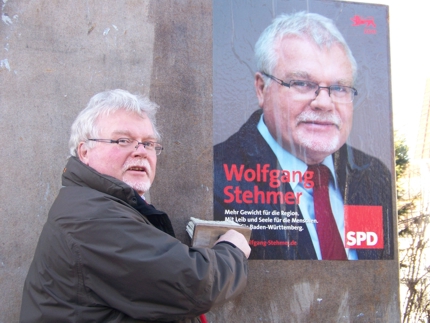 Wolfgang Stehmer beim Plakatieren