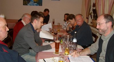 konzentrierte Gespräche über das Wahlprogramm