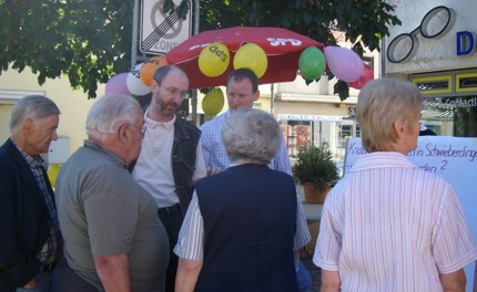 rege Diskussionen am Infostand