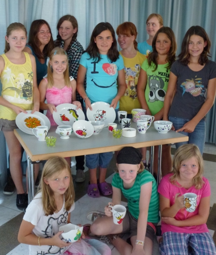 Die stolzen Künstler mit ihren Werken