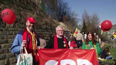 Schwieberdinger Mirtglieder in der Menschenkette