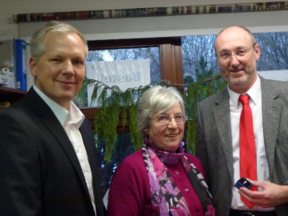 Die Jubilarin Brigitte Sänze mit Lars Barteit (links) und Lutz Enzensperger