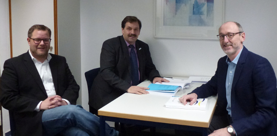 v.l.n.r.: Bürgermeister Lauxmann, Kämmerer Müller und Lutz Enzensperger