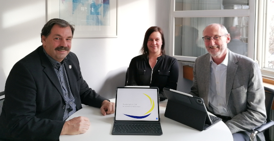 v.l.n.r.: Erster Beigeordneter Müller, Iris Pohl-Mattern und Lutz Enzensperger