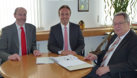 v.l.n.r.: Lutz Enzensperger, Macit Karaahmetoglu und Bürgermeister Spiegel