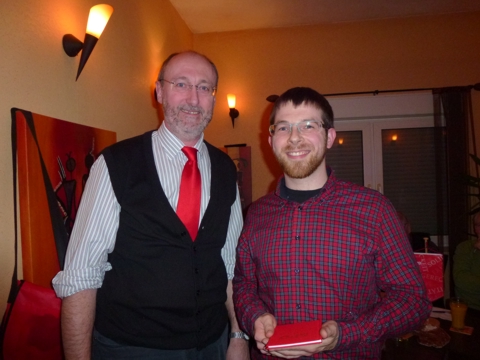 Lutz Enzensperger hat das Mitgliedsbuch an Jens Hübner (rechts) überreicht